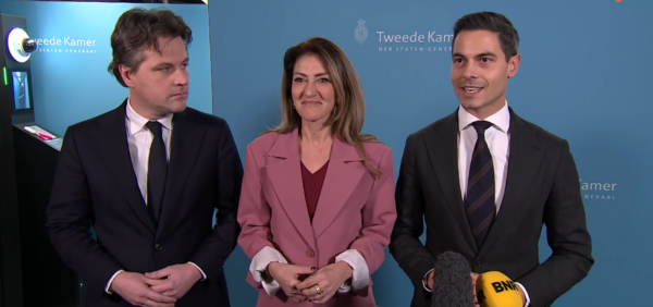 Rob Jetten Dilan Yesilgöz - Zegerius and Henri Bontenbal in formal attire stand in front of a blue backdrop with 